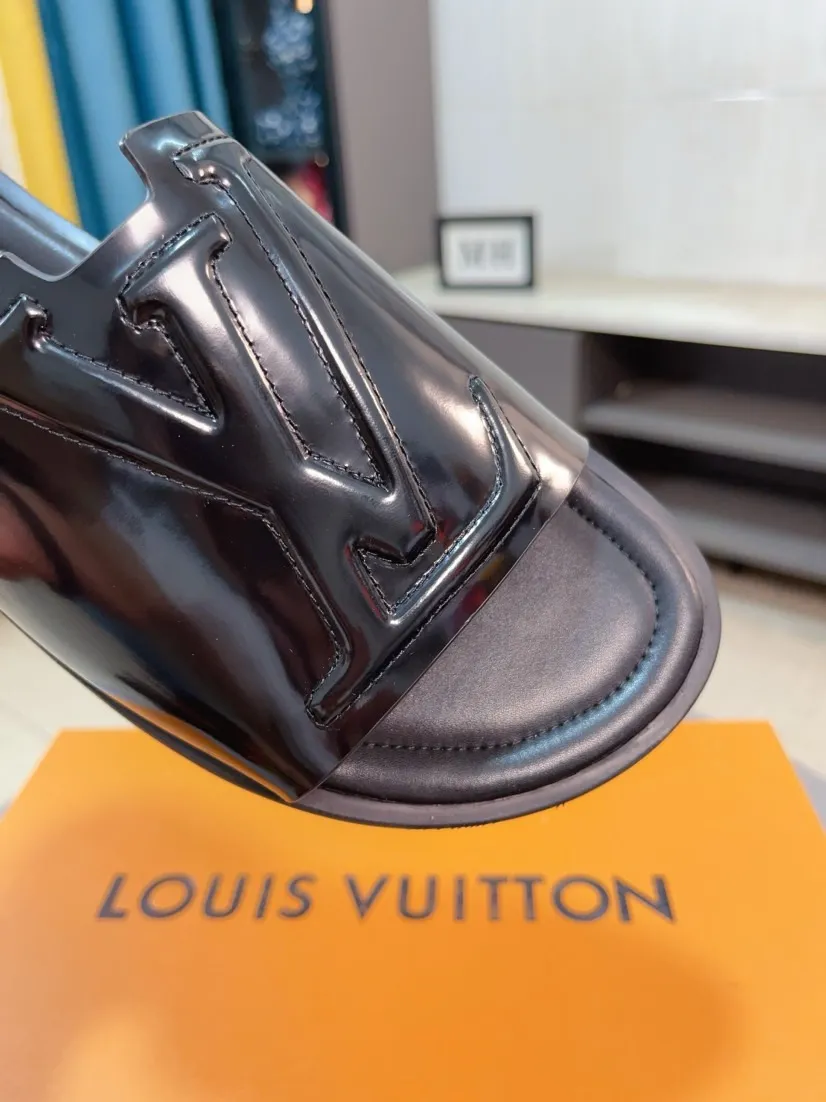 Men's men's shoes 💰360🌸🌸LV medium men's spring and summer slippers counter synchronization. The uppers are imported from Italy with open edge beads and color-changing logo graphics. High-quality craftsmanship. Soles: Original soles specially provided by the original factory. Exclusive molded soles are super comfortable. Original factory single goods. 🔍🔍High quality. You can enter and exit the counter at will. Welcome to compare. Size 38-45
